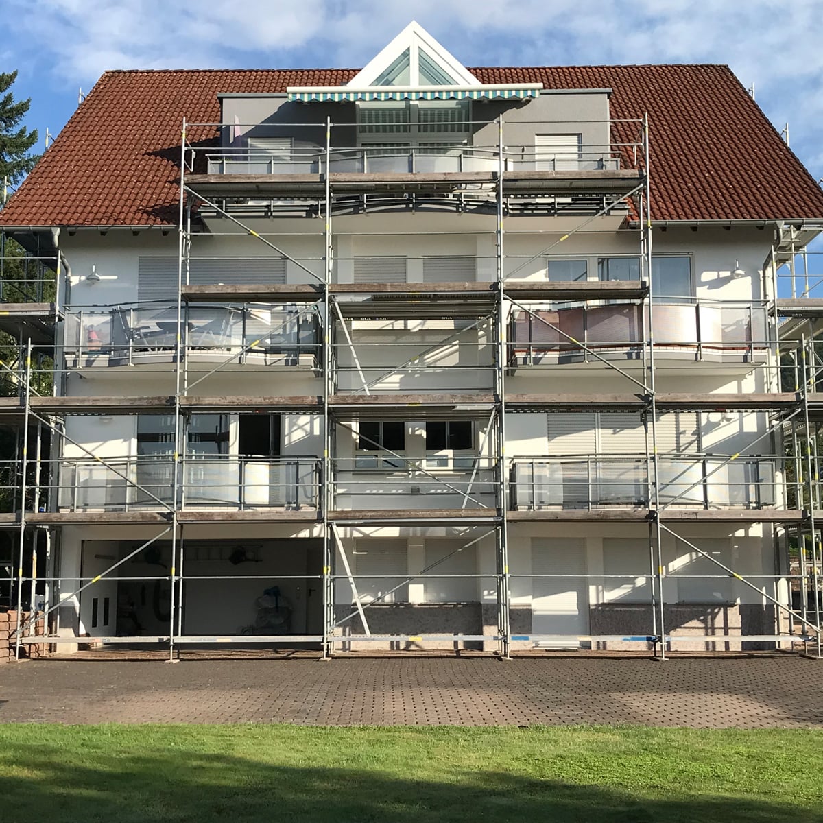 Ein wunderschönes Fassadengerüst von Arens Gerüstbau und Verleih