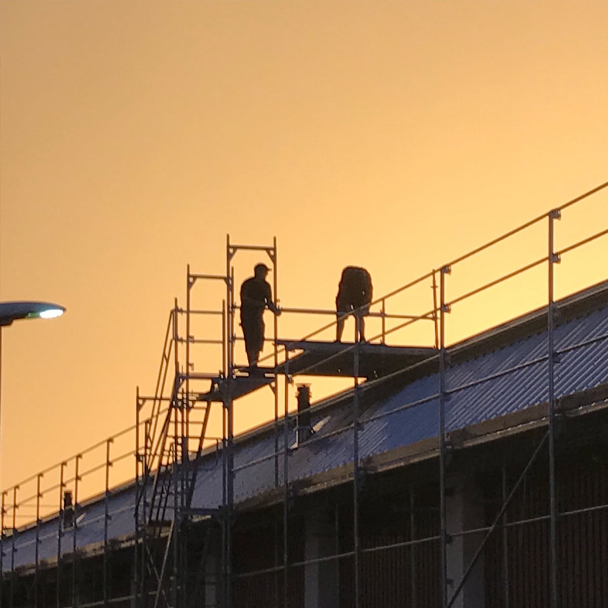 Wir arbeiten auch lange - notfalls bis in die Dämmerung Arens Gerüstbau und Verleih