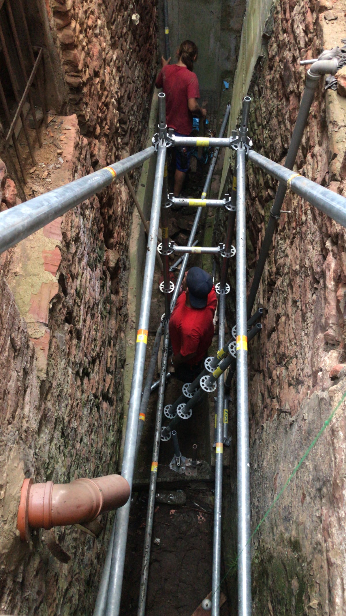 Referenzbeispiel - Tief in der Erde mit Gerüst von Arens Gerüstbau und Verleih