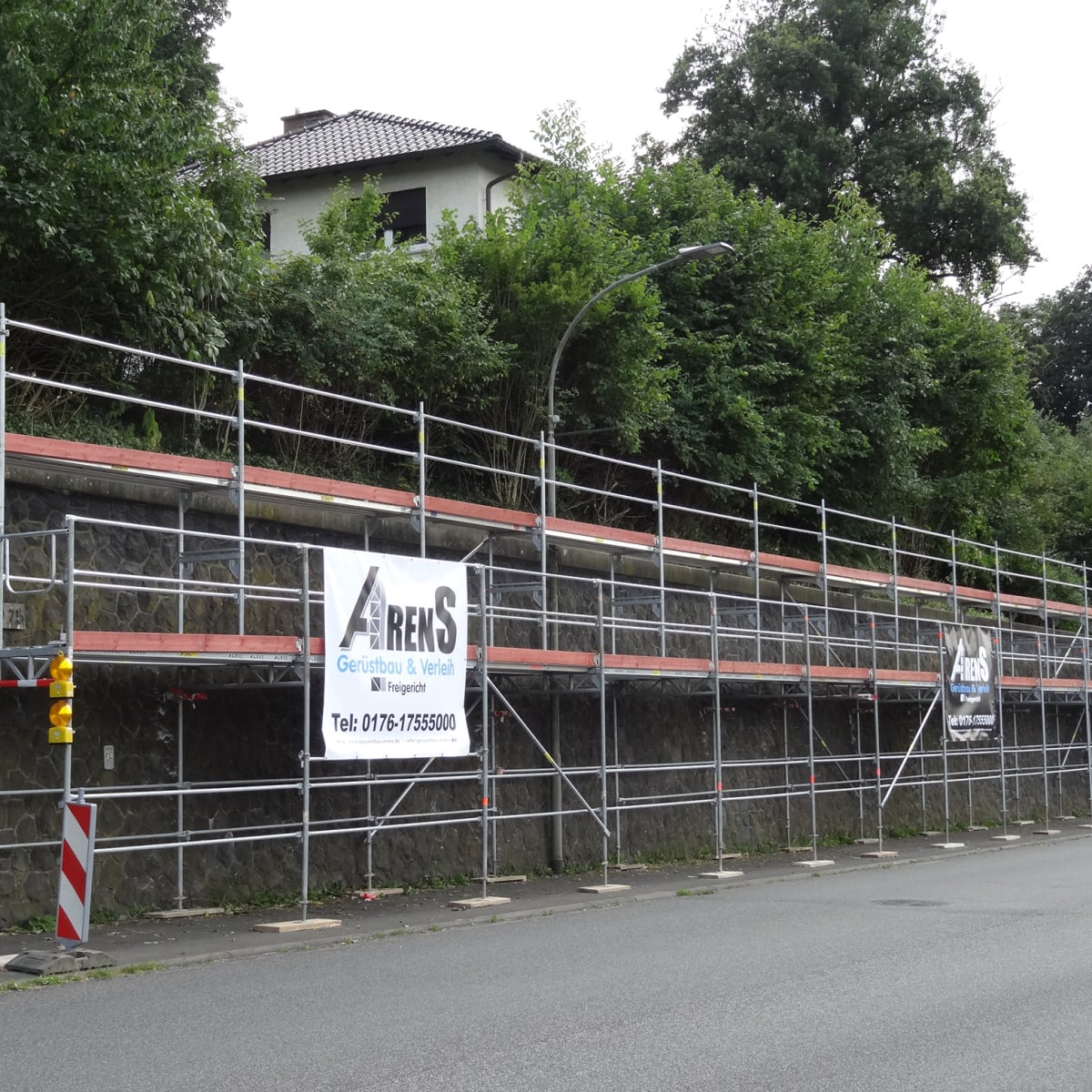 Gerüst an einer Brücke mit Arens Gerüstbau und Verleih