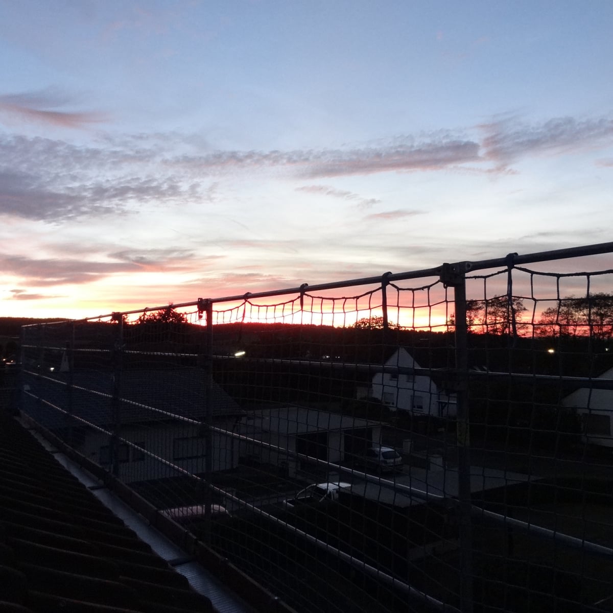 Tag und Nacht...  eingerüstet mit Arens Gerüstbau und Verleih